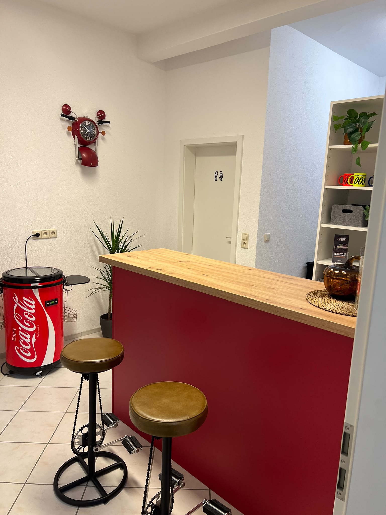 Tresen in Waibstadt mit Barhockern, Coca-Cola-Kühler und Motorrad-Wanduhr