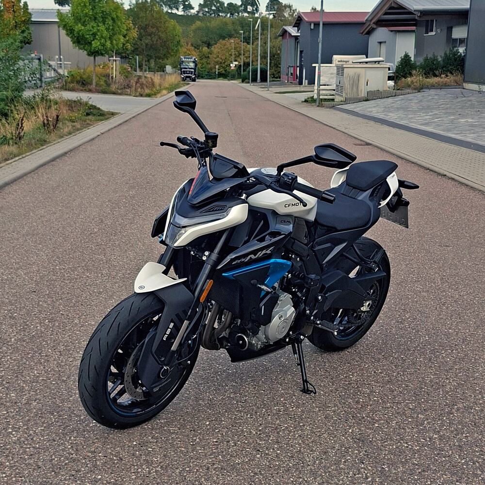 Weiß-schwarze CFMOTO NK der Klasse A