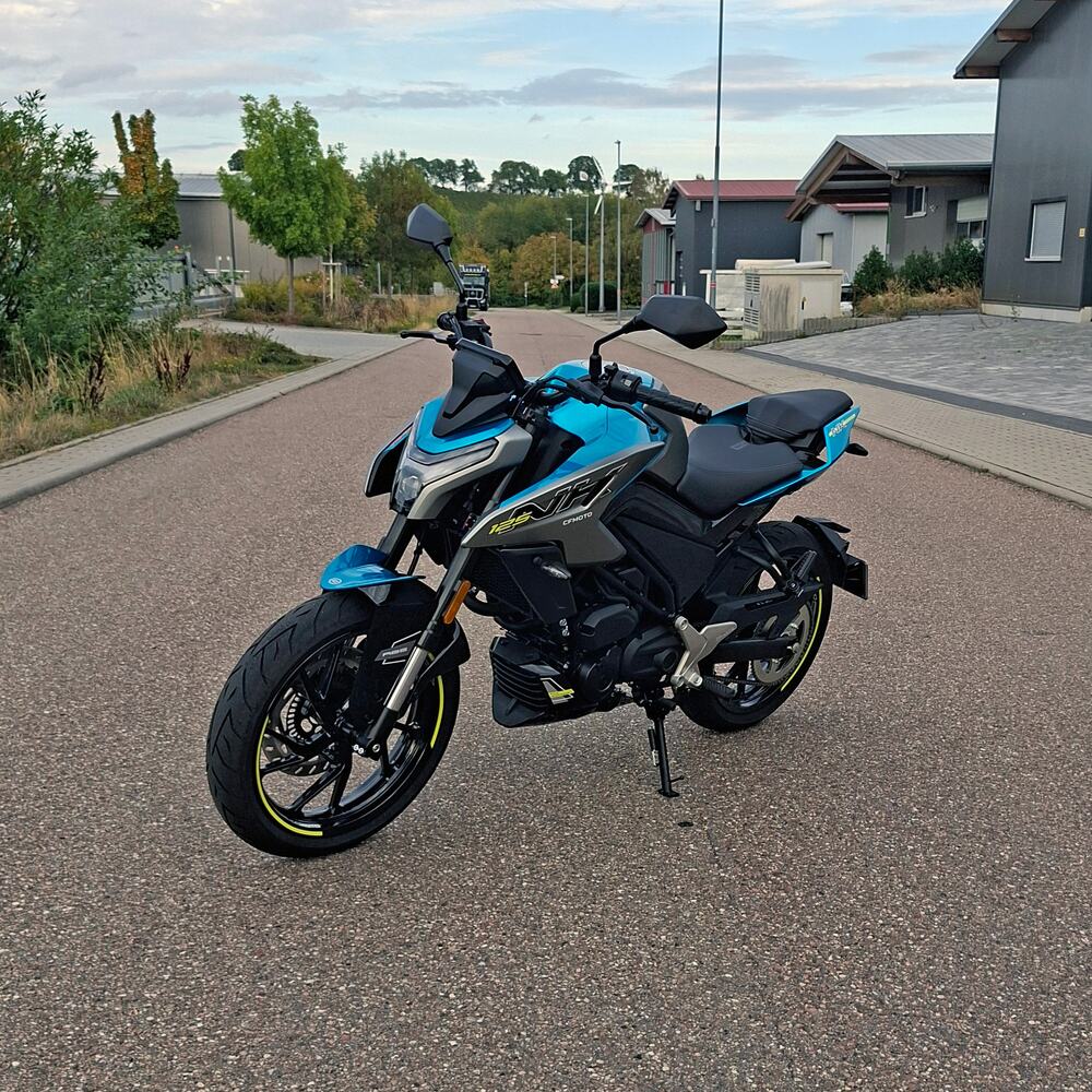 Blau-graue CFMOTO 125 NK der Klasse A1