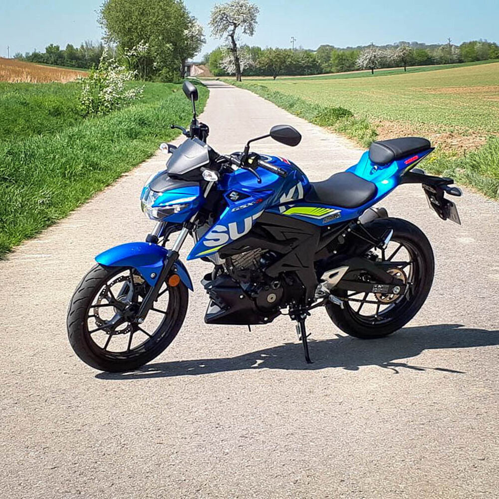 Blaue Suzuki der Klasse A1