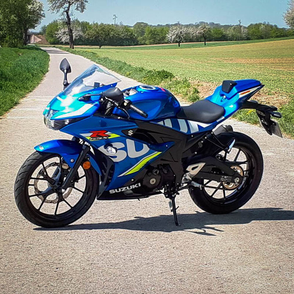 Blaue Suzuki mit Verkleidung der Klasse A1