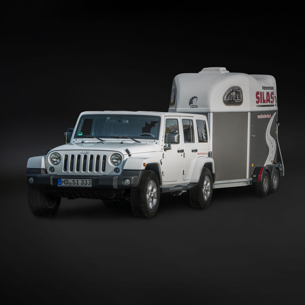 Jeep Wrangler mit Pferdeanhänger