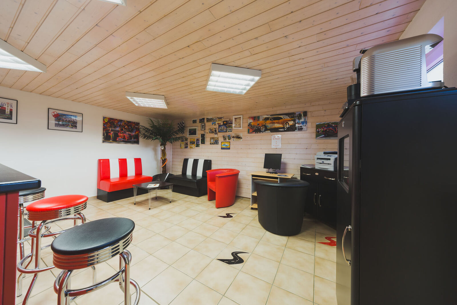 Die Diner-Ecke mit roten Barhockern in Eppingen