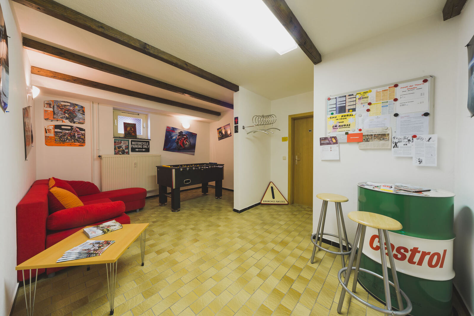 Couch und Tresen in der Fahrschule in Eppingen