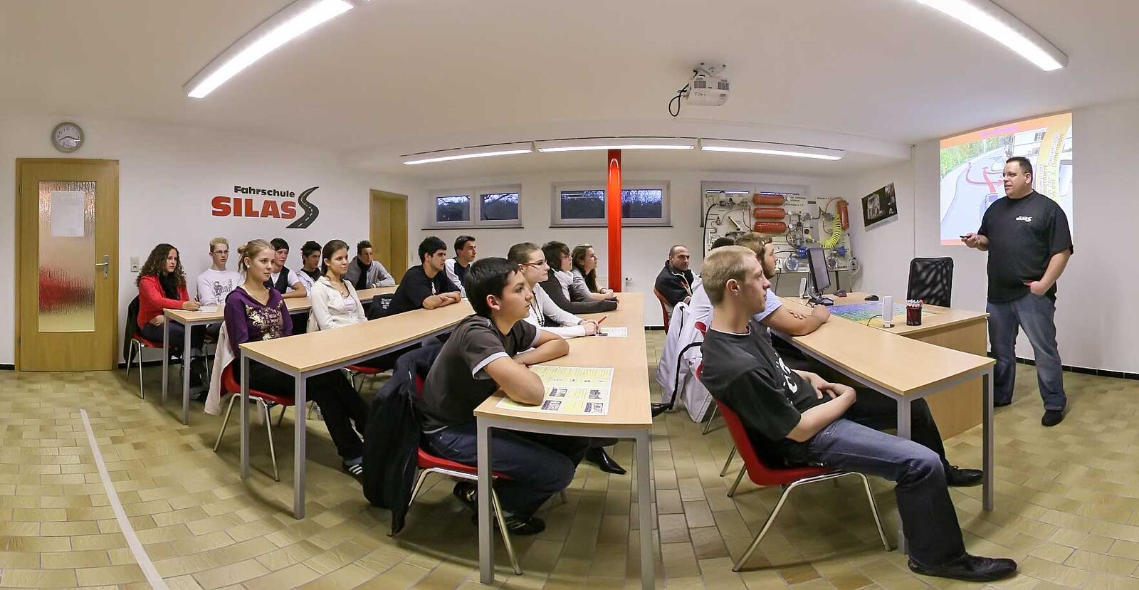 Unterrichtsraum der Fahrschule Silas in Eppingen während des Theorieunterrichts
