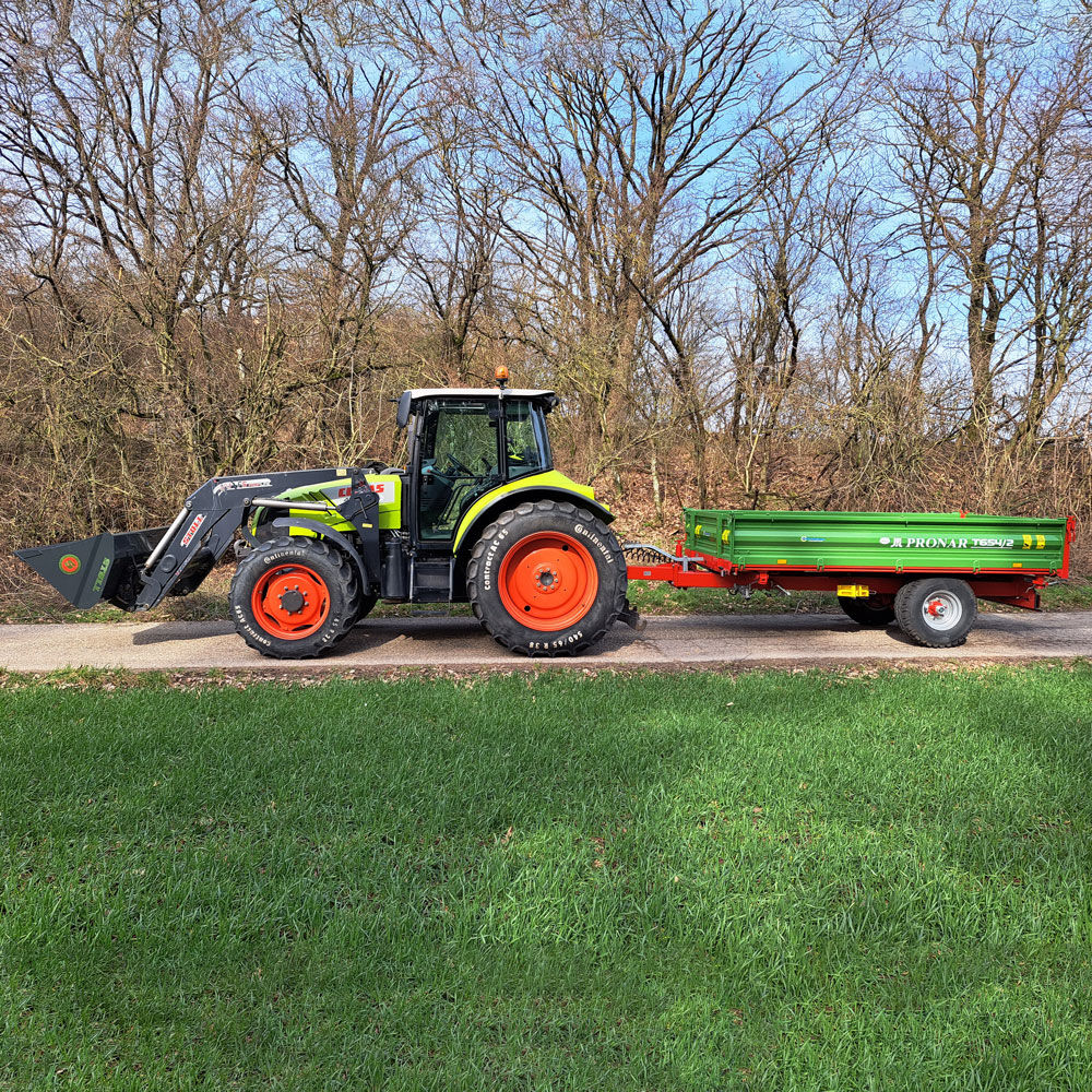 Das eigene Traktor-Gespann der Fahrschule